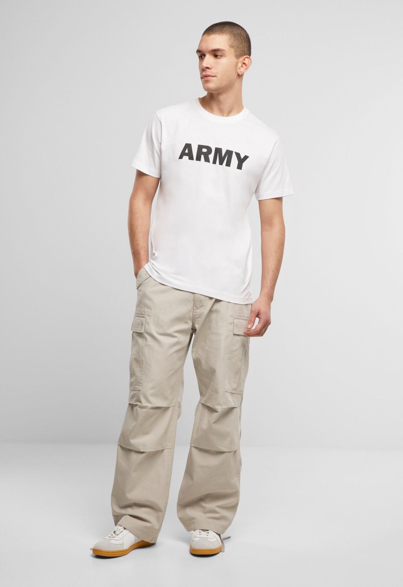 Brandit Army T-Shirt in Weiss mit Brustprint, 100% Baumwolle für bluepalm