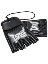 Laden Sie das Bild in den Galerie-Viewer, Tapout 960064 MMA Mini Gloves Schwarz
