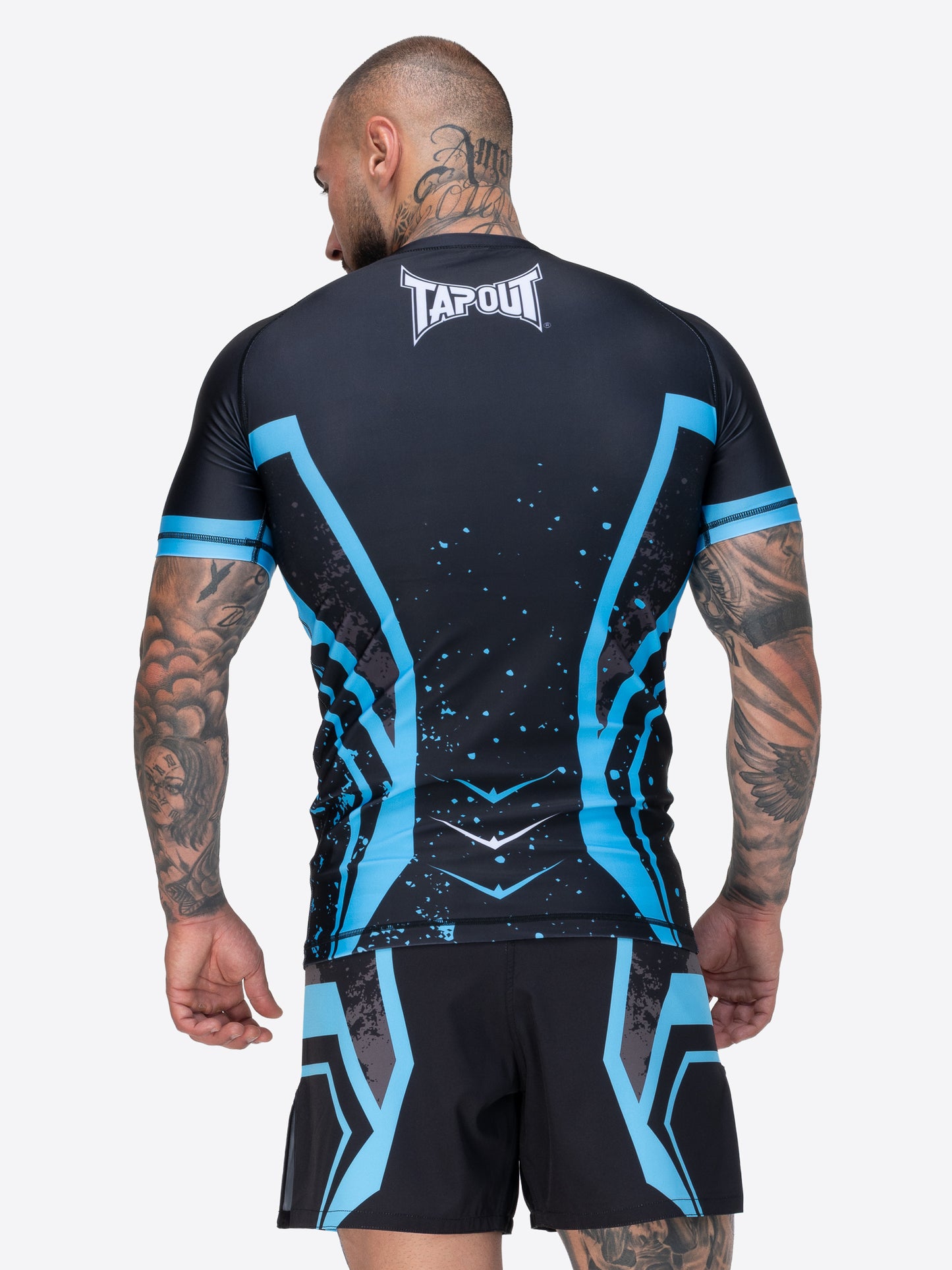 TAPOUT MMA Funktions-T-Shirt, schwarz, elastisch und atmungsaktiv, mit Logodruck und sportlichem Design.