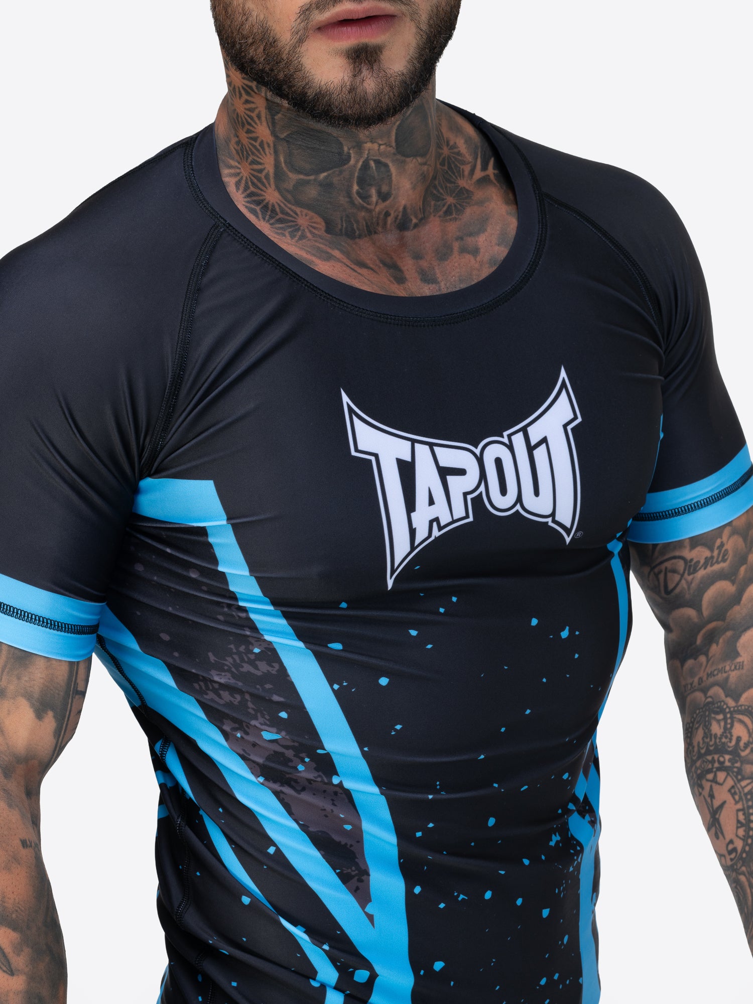 TAPOUT MMA Funktions-T-Shirt, schwarz, elastisch und atmungsaktiv, mit Logodruck und sportlichem Design.