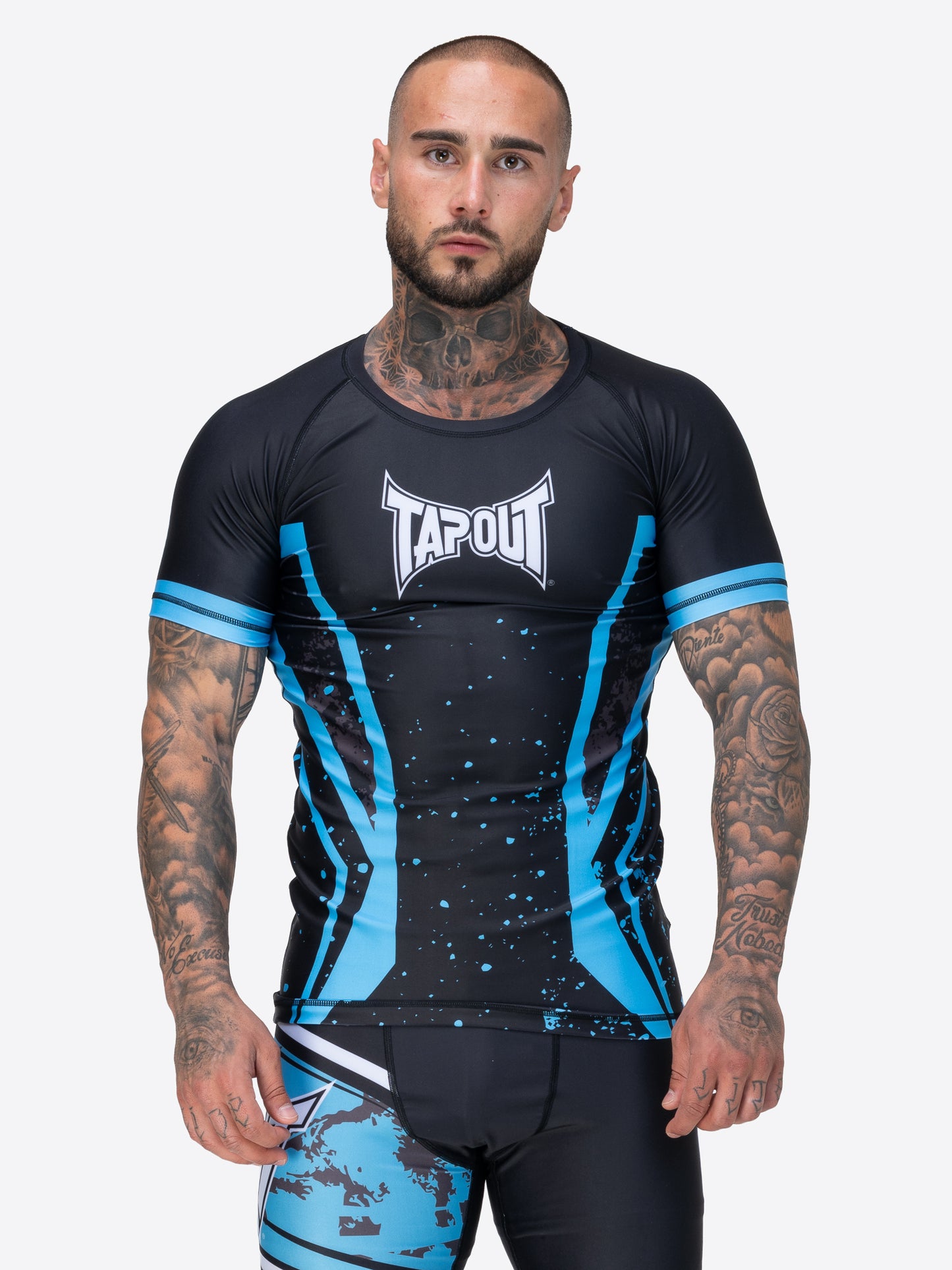 TAPOUT MMA Funktions-T-Shirt, schwarz, elastisch und atmungsaktiv, mit Logodruck und sportlichem Design.
