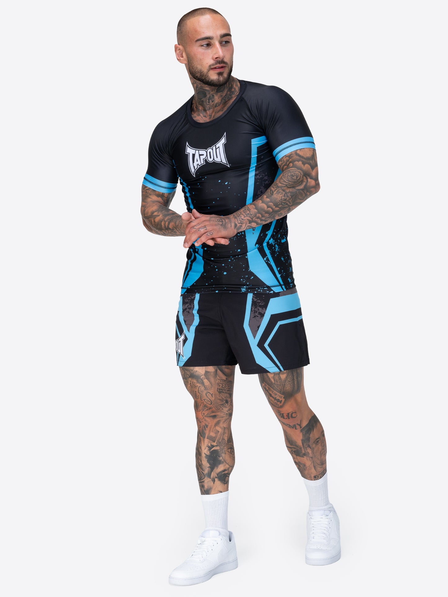 TAPOUT MMA Funktions-T-Shirt, schwarz, elastisch und atmungsaktiv, mit Logodruck und sportlichem Design.