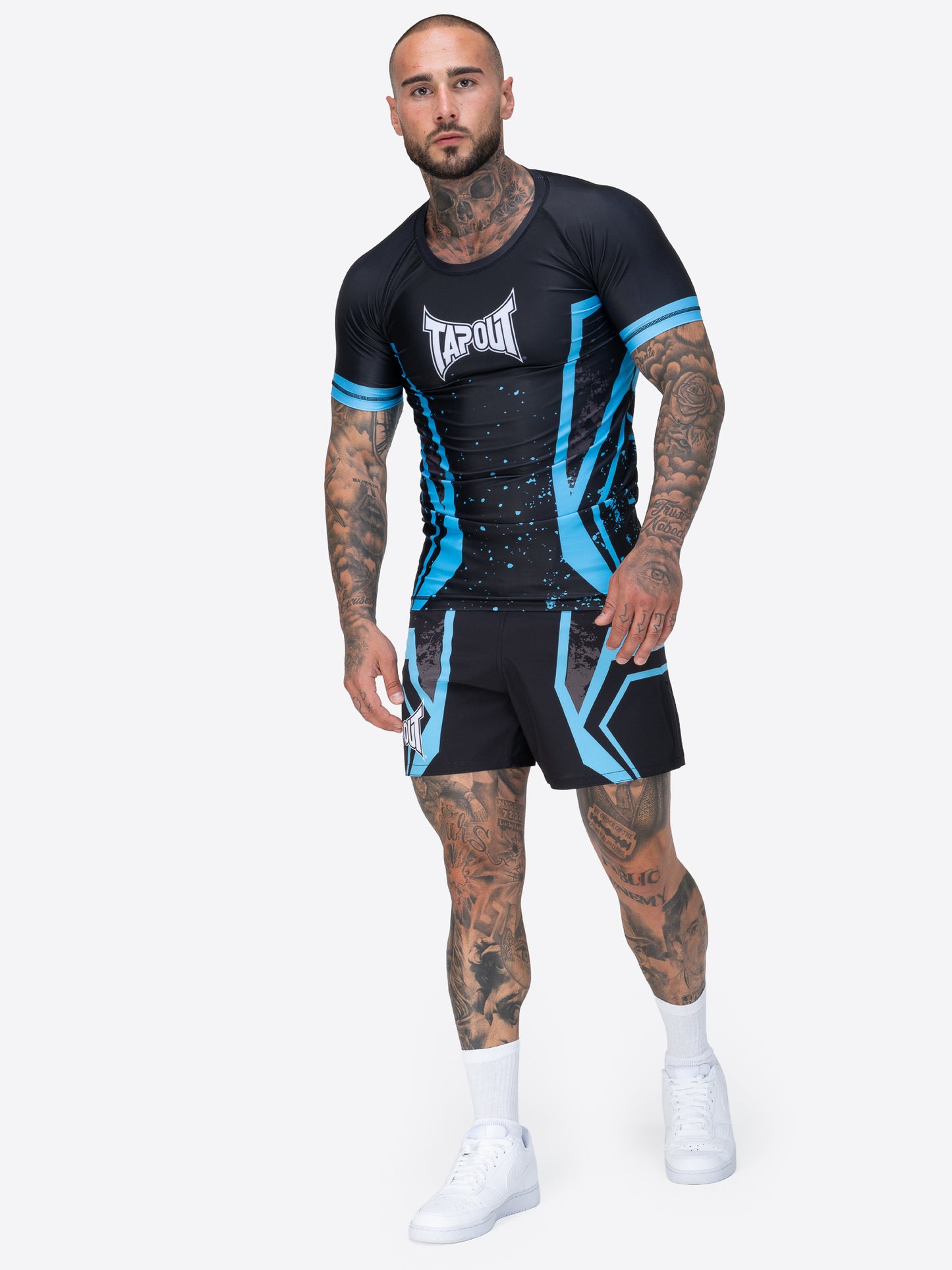 TAPOUT MMA Funktions-T-Shirt, schwarz, elastisch und atmungsaktiv, mit Logodruck und sportlichem Design.
