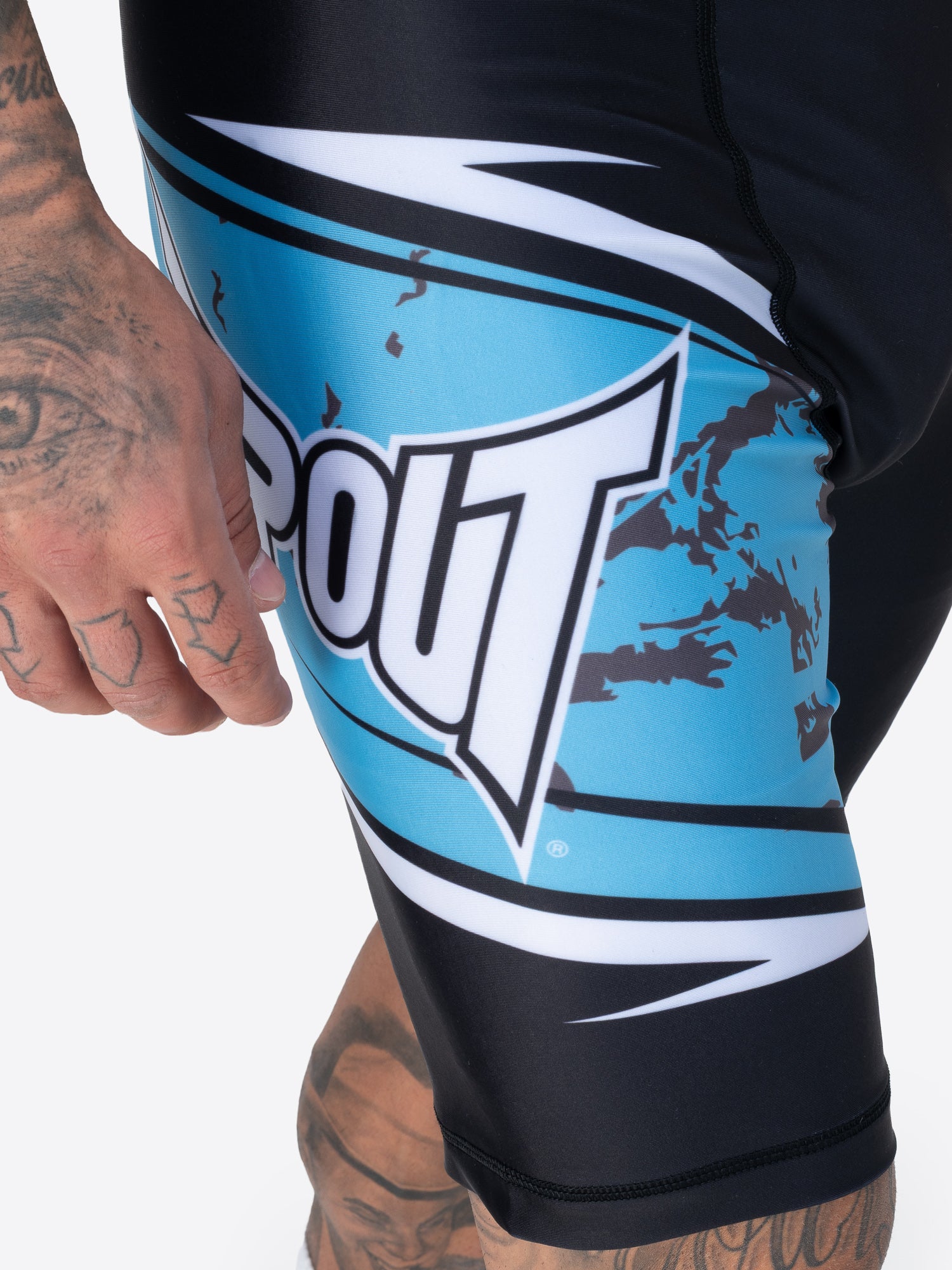 TAPOUT MMA Funktionsshorts mit farbigen Drucken, bequem für Training und Freizeit.