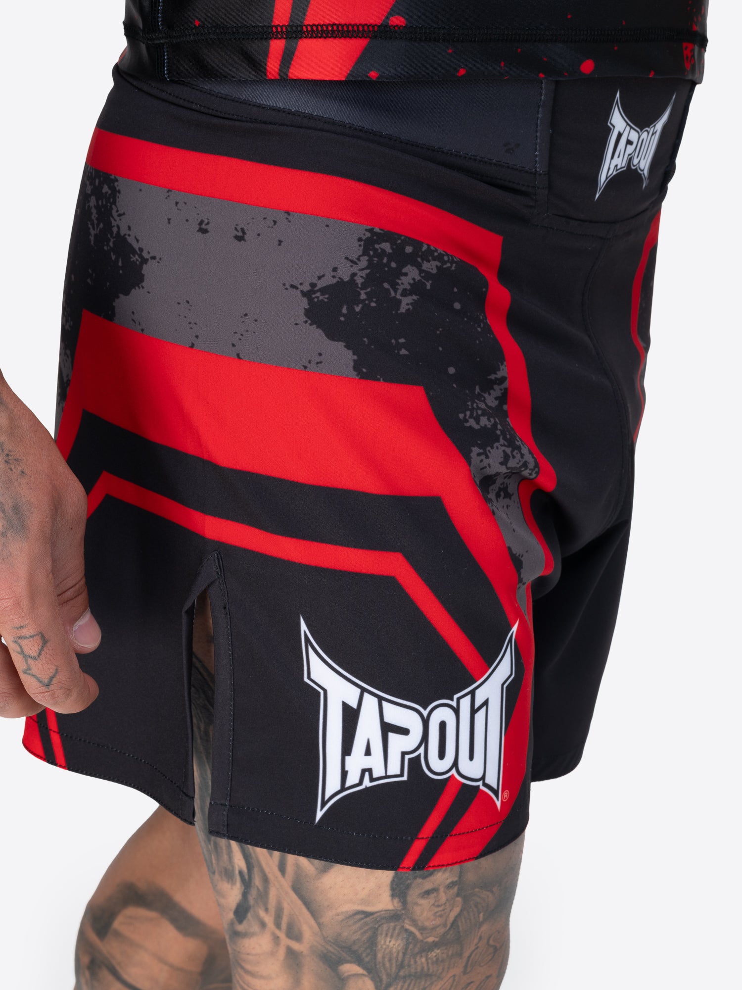 TAPOUT MMA Funktionsshorts mit farbigen Drucken, bequem für Training und Freizeit.