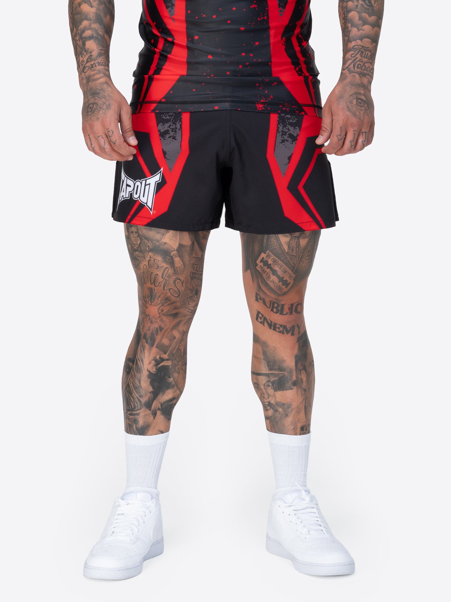 TAPOUT MMA Funktionsshorts mit farbigen Drucken, bequem für Training und Freizeit.