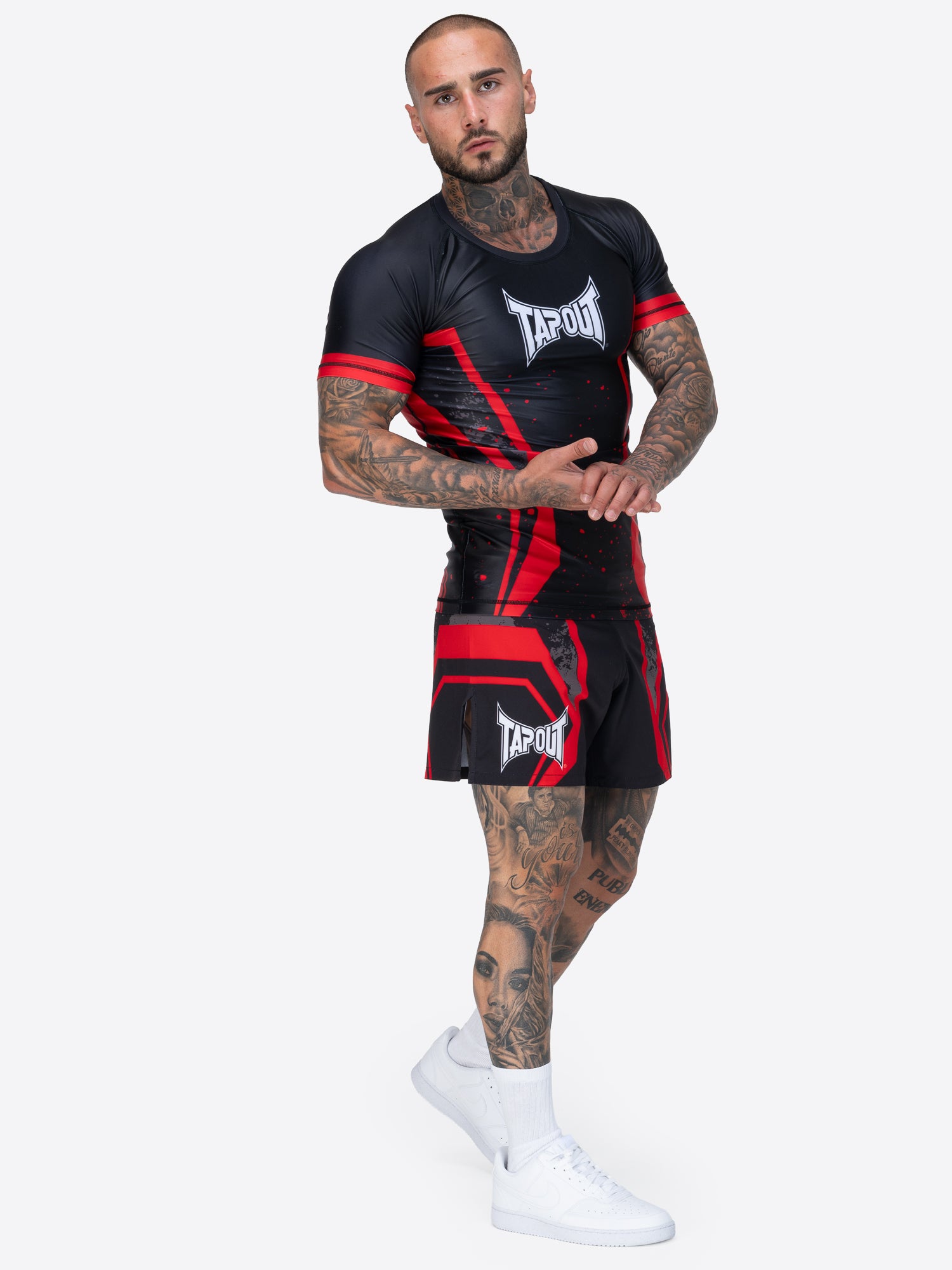 TAPOUT MMA Funktionsshorts mit farbigen Drucken, bequem für Training und Freizeit.