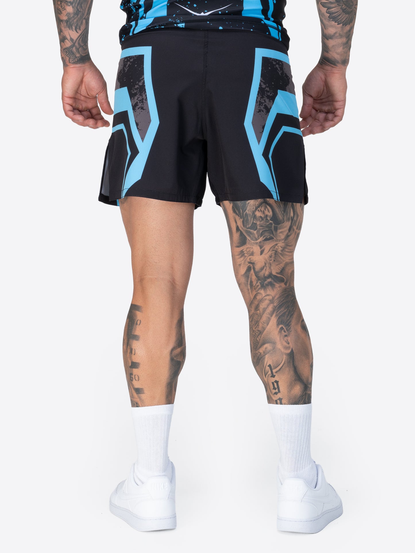 TAPOUT MMA Funktionsshorts mit farbigen Drucken, bequem für Training und Freizeit.