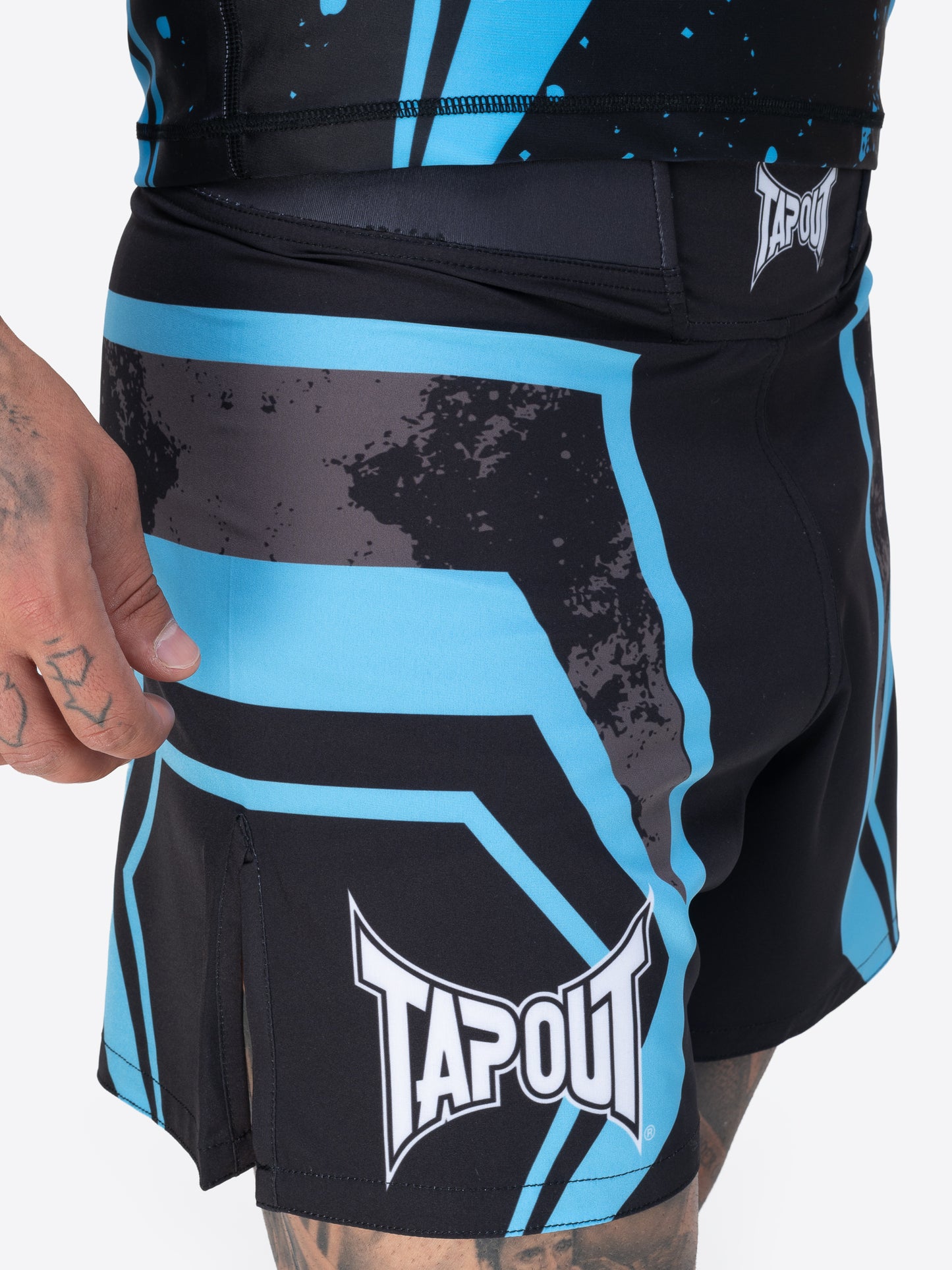 TAPOUT MMA Funktionsshorts mit farbigen Drucken, bequem für Training und Freizeit.