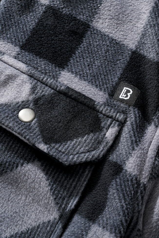 Schwarz/graues Brandit Langarm-Fleecehemd im bequemen Schnitt mit Druckknopfleiste, Brusttaschen und Manschetten.