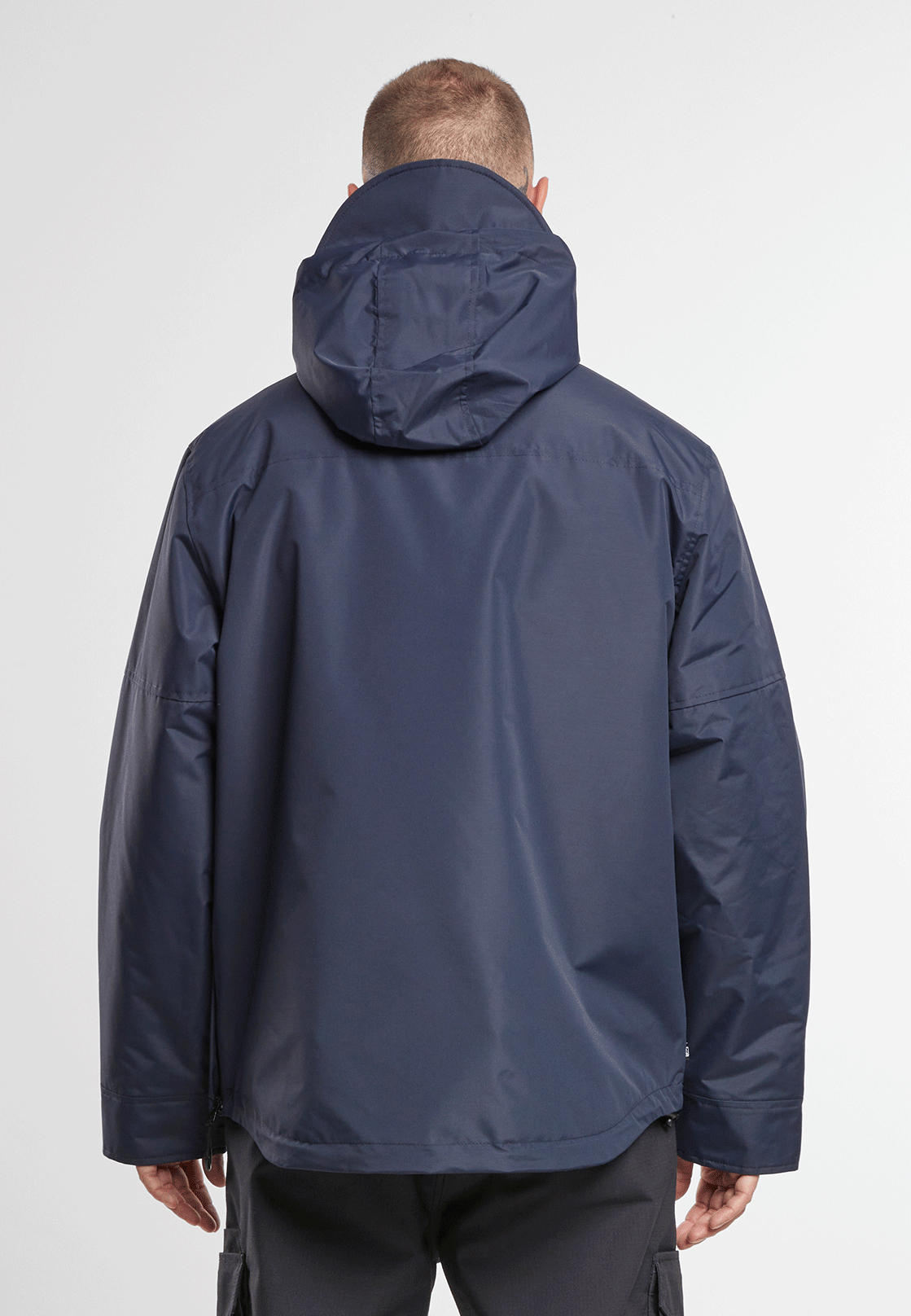 Brandit Windbreaker in Navy mit Kapuze und Regenschutz, hohem Kragen, seitlichem Reissverschluss, Fleecefutter und großer Fronttasche.