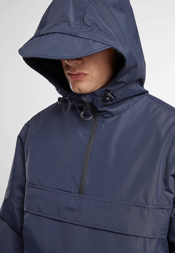 Brandit Windbreaker in Navy mit Kapuze und Regenschutz, hohem Kragen, seitlichem Reissverschluss, Fleecefutter und großer Fronttasche.