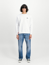 Laden Sie das Bild in den Galerie-Viewer, Alpha Industries Basic Small Logo Sweatshirt - white
