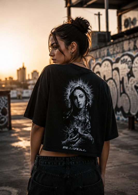 Model trägt Mister Tee Distressed Mary Cropped Oversize Tee im urbanen Streetwear Look mit Underground Vibe
