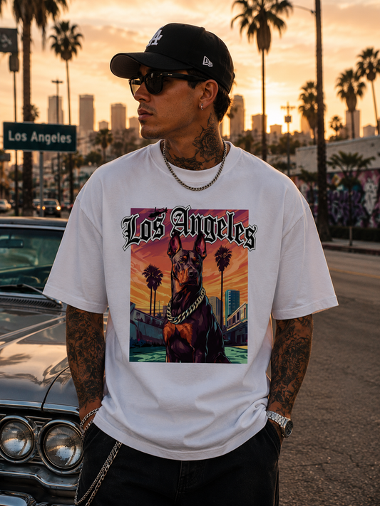 Model trägt Mister Tee Los Angeles Dog Tee in urbaner Los Angeles Streetwear Atmosphäre bei Sonnenuntergang