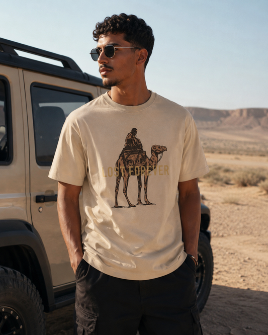 Mann vor Offroad-Fahrzeug in Wüste Lost Forever T-Shirt Desert