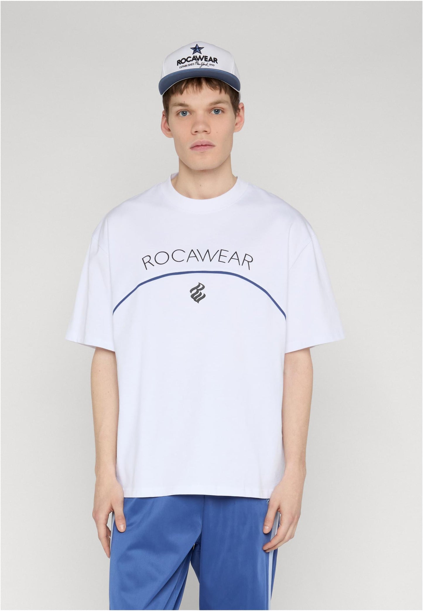 Rocawear ROCAFELLA Snap Back Cap White Blue am Model