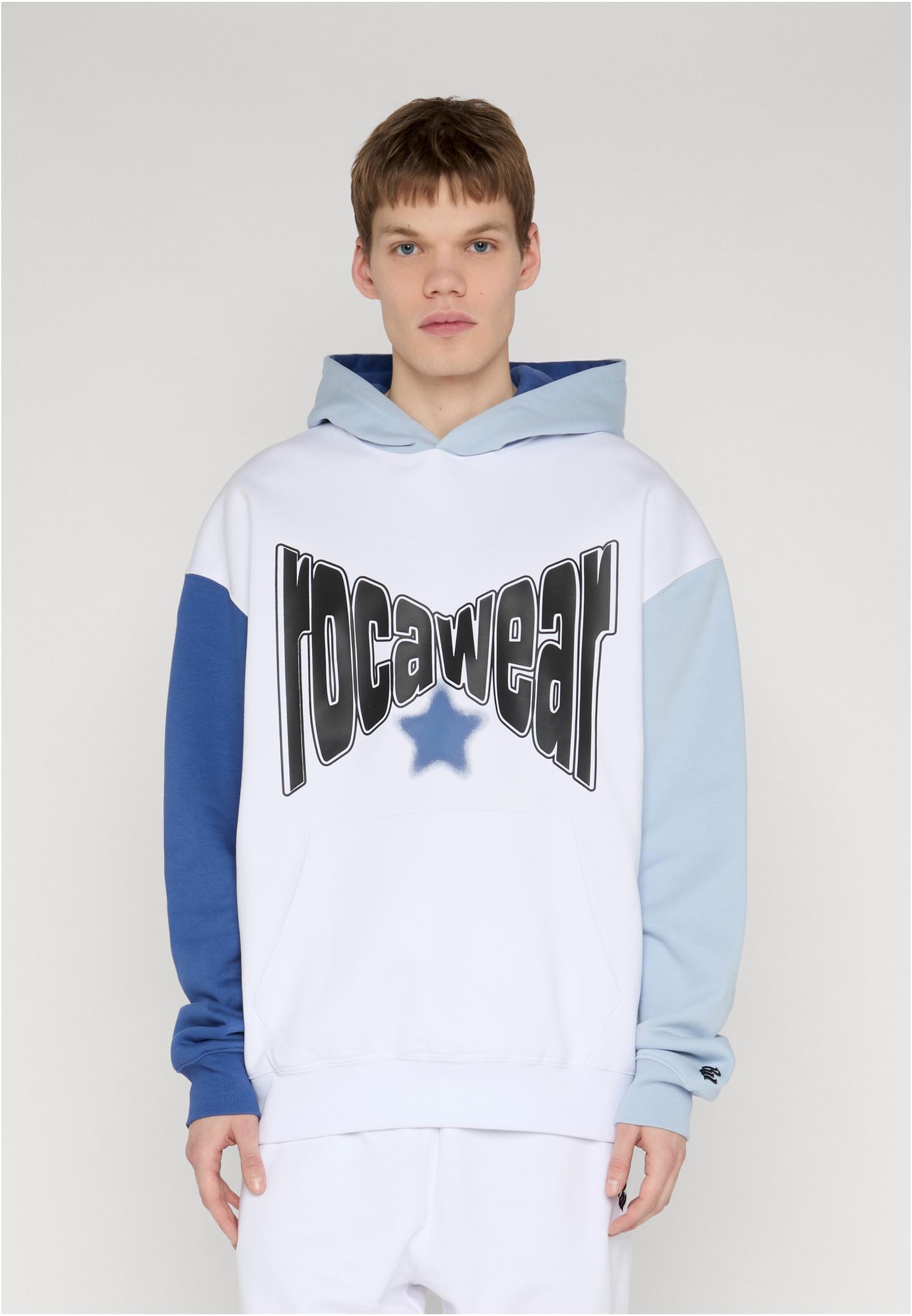 Rocawear COLORED Hoody Bright White True Navy Brunnera Blue Herren Hoodie Vorderansicht mit Logo-Print