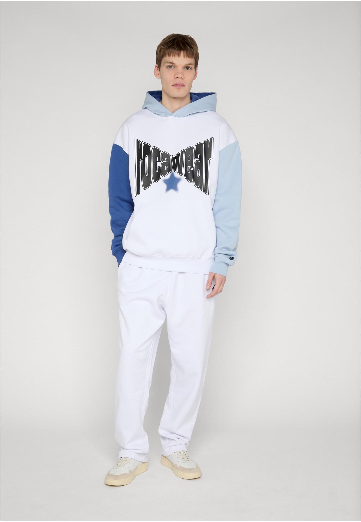 Rocawear COLORED Hoody Bright White True Navy Brunnera Blue Herren Hoodie Vorderansicht mit Logo-Print