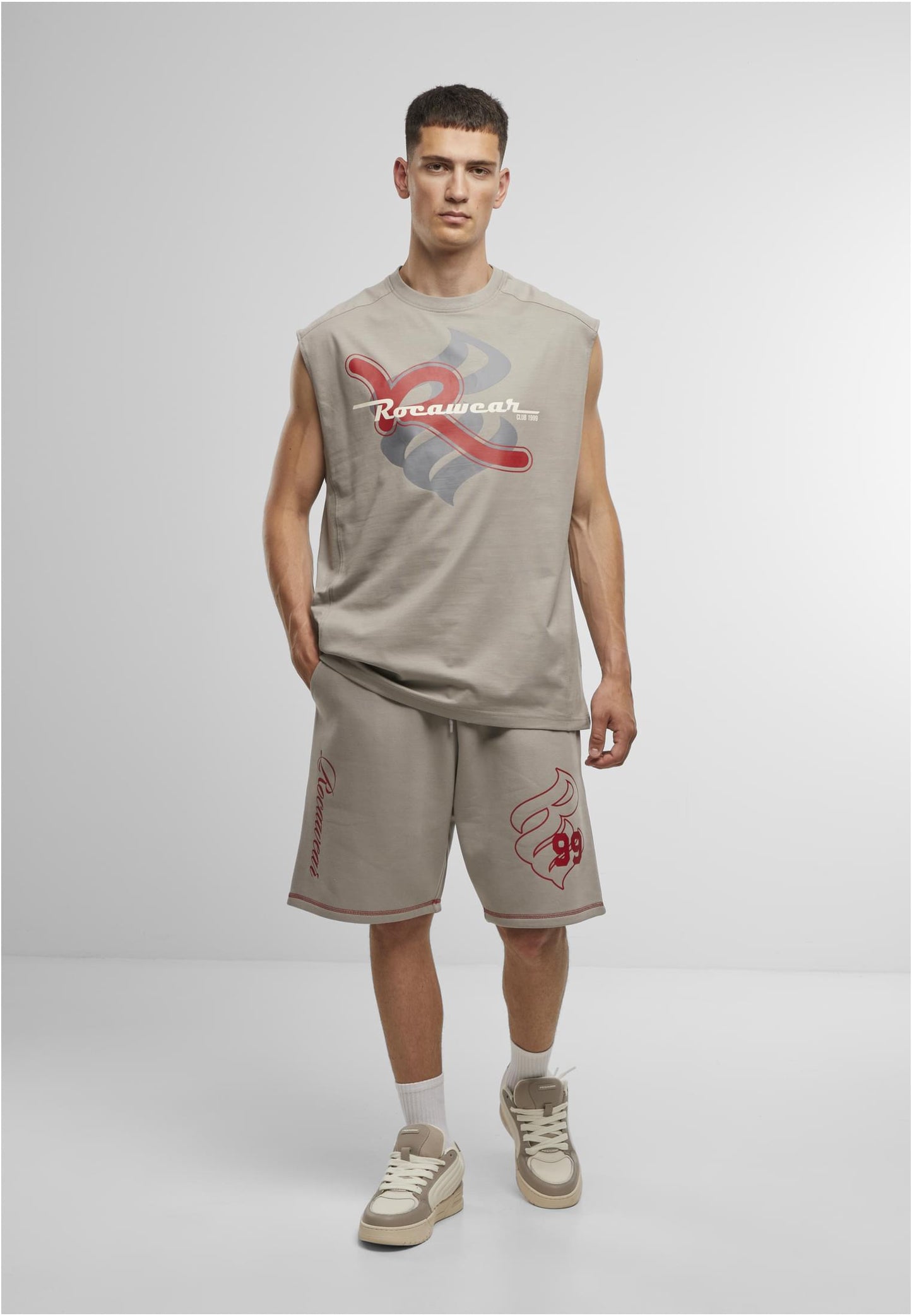 Rocawear Shorts Numbers Streetwear Outfit mit Tank Top in Beige