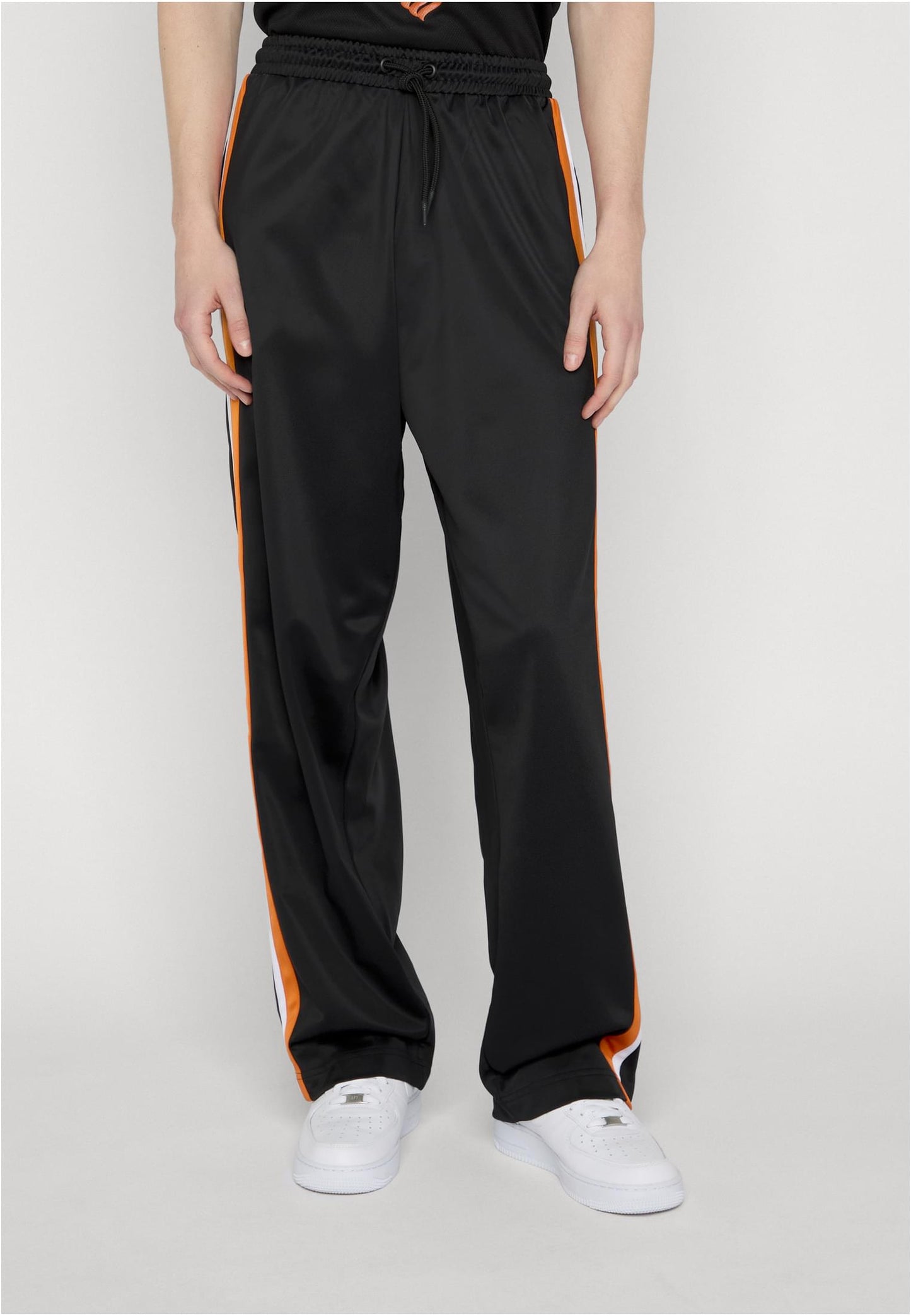 Rocawear KINGDOM Trackpant Jet Black Herren Trainingshose Vorderansicht mit Kontraststreifen