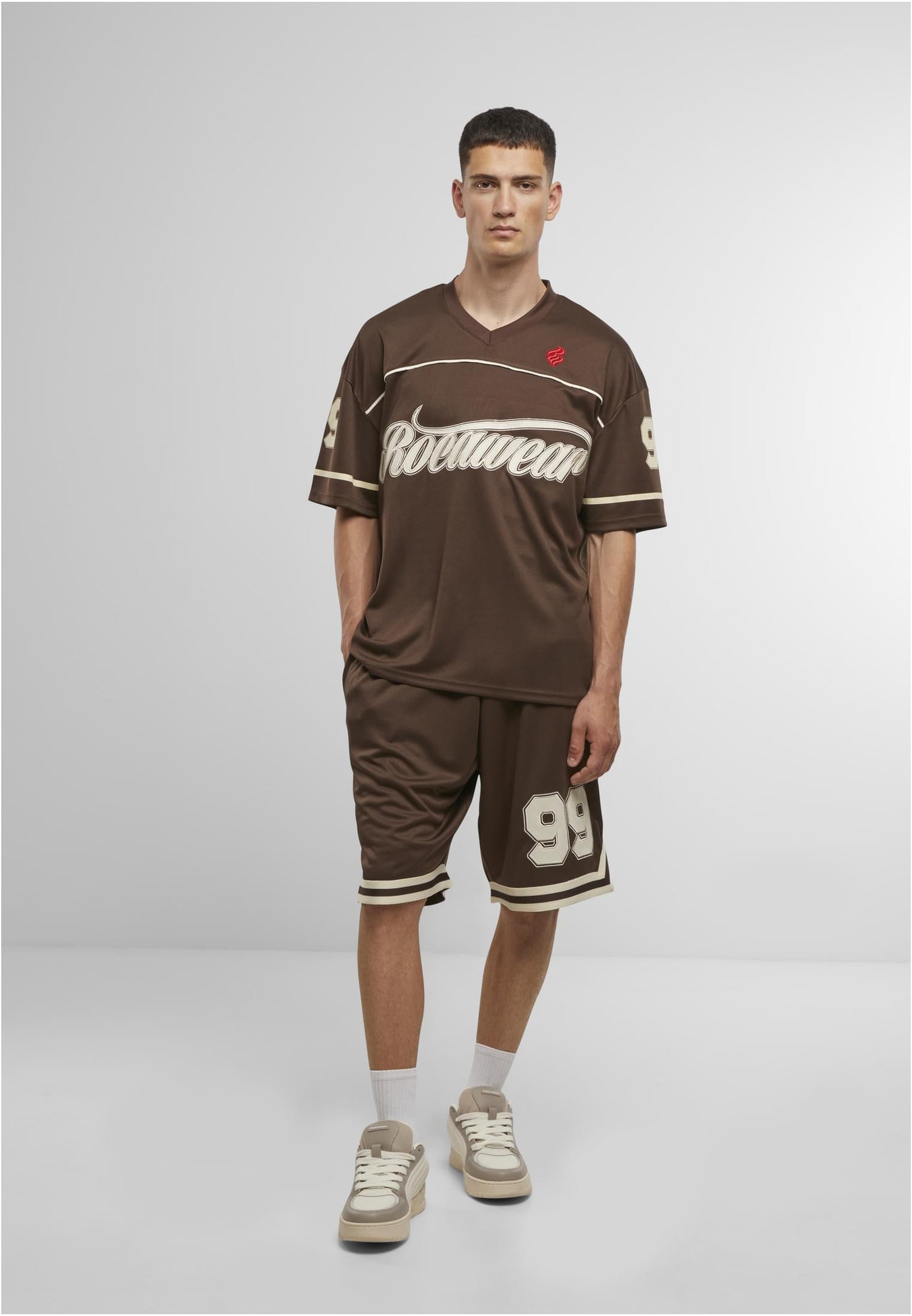 ROCAWEAR BALLER TRIKOT Streetwear Outfit in Chocolate Brown