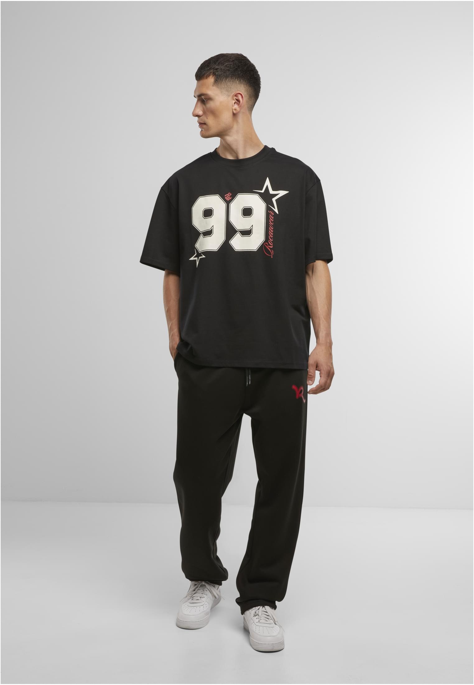 Rocawear T-Shirt Numbers Streetwear Outfit in Schwarz