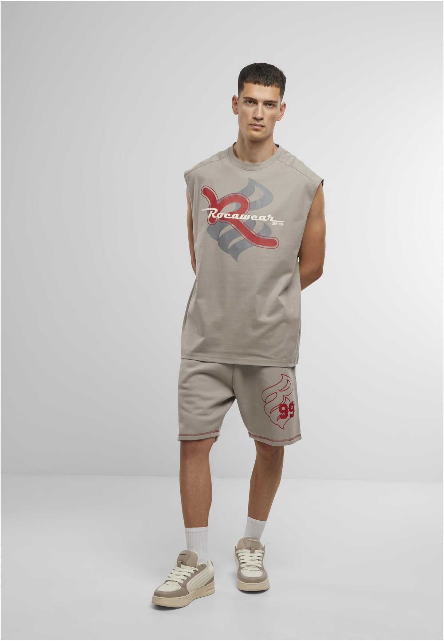 Rocawear Tank Top Sirene Streetwear Outfit mit Shorts in Beige