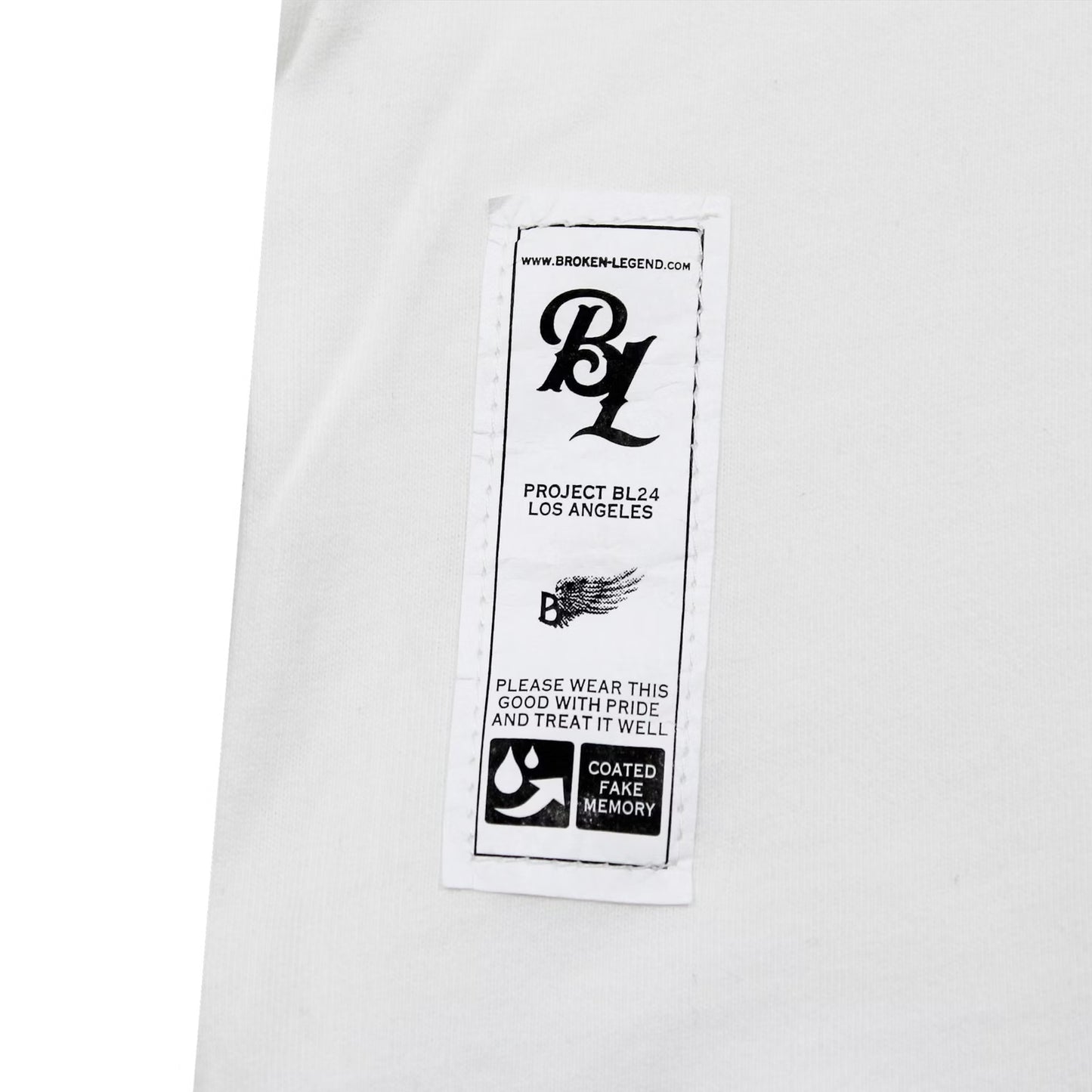 Detailaufnahme des Saum-Etiketts vom weissen Broken Legend Shirt