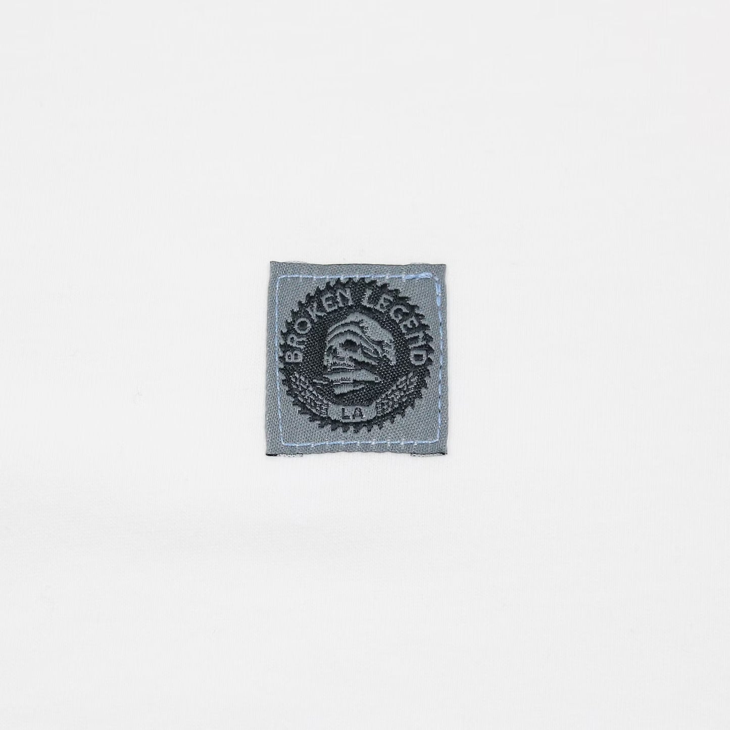 Broken Legend Logo-Patch auf der Brust im Detail