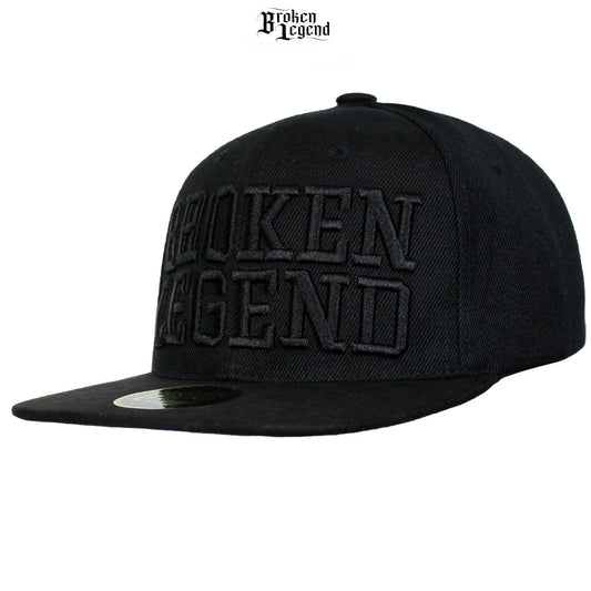 Schwarze Broken Legend Snapback Cap von Yakuza Premium mit großem gesticktem 3D-Schriftzug auf der Front.