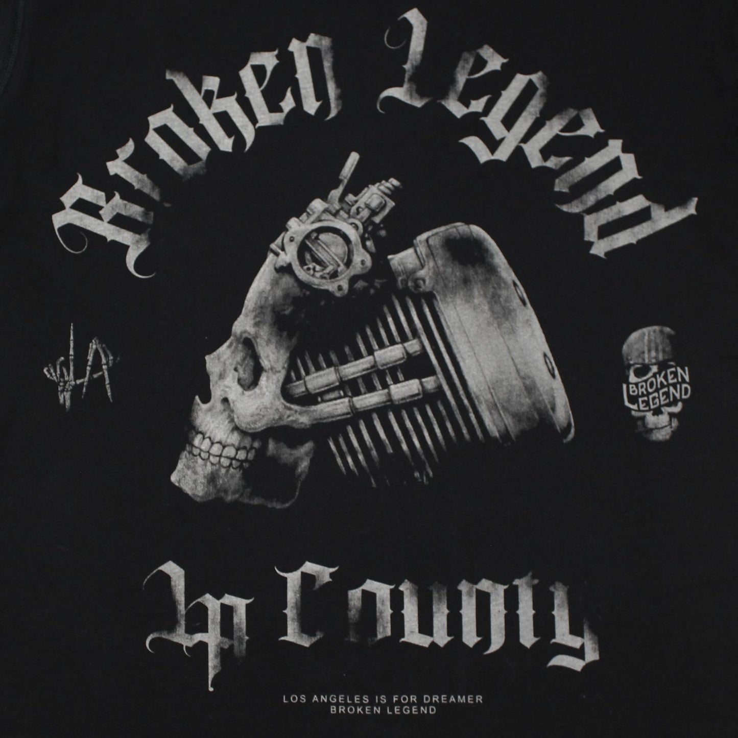 Nahaufnahme des Broken Legend Skull-Motivs auf schwarzer Pima-Baumwolle – hochwertiger Print.
