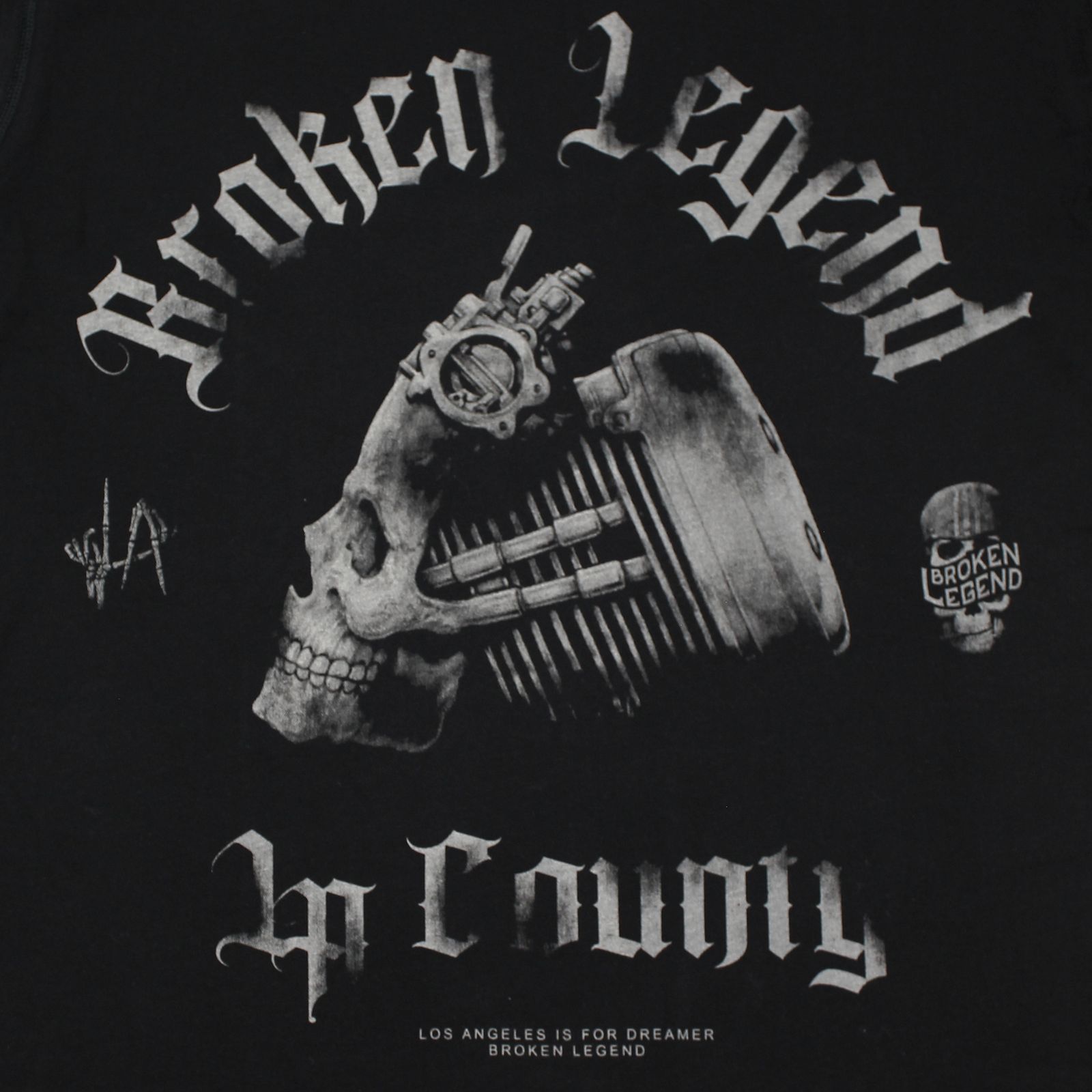 Nahaufnahme des Broken Legend Skull-Motivs auf schwarzer Pima-Baumwolle – hochwertiger Print.