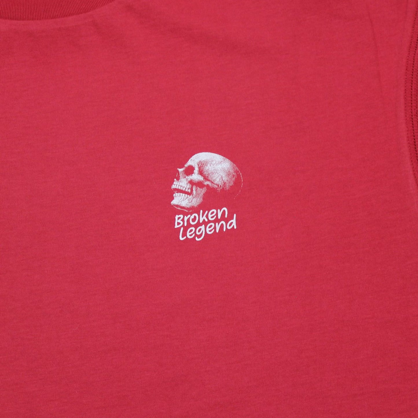 Rotes Broken Legend Basic T-Shirt mit kleinem Skull-Print auf der Brust