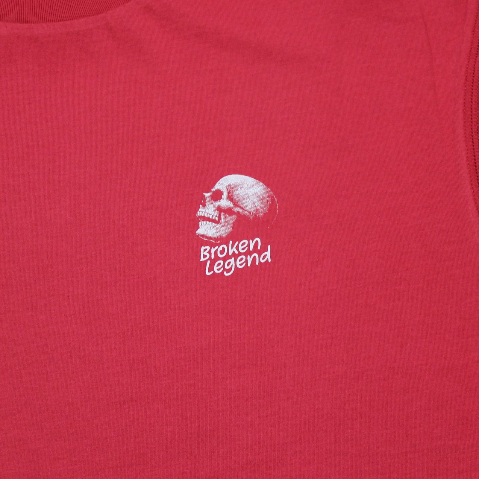 Rotes Broken Legend Basic T-Shirt mit kleinem Skull-Print auf der Brust