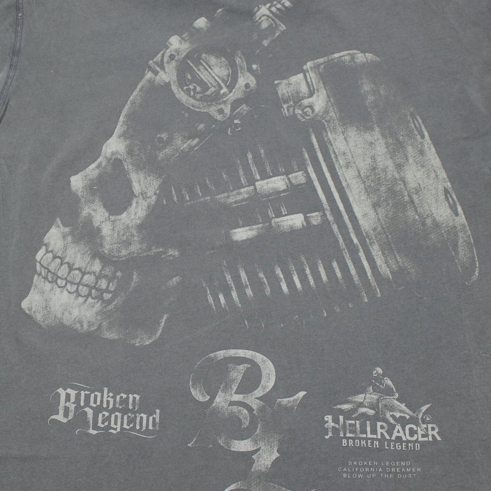 Yakuza Premium Herren T-Shirt Broken Legend Detailansicht Rückenprint mit Totenkopf, Motorrad-Zylinderkopf und Hellracer-Schriftzug.