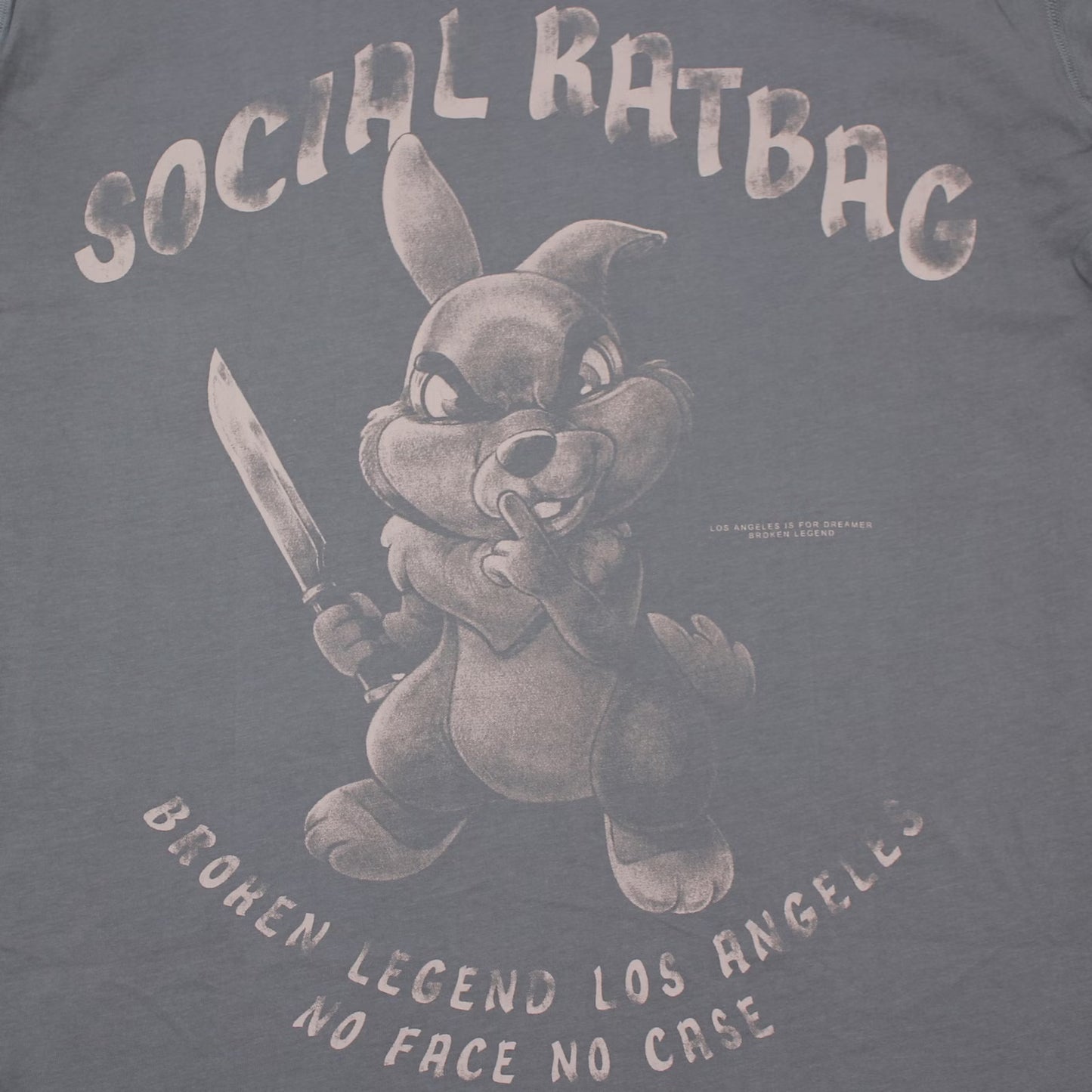 Yakuza Premium Herren T-Shirt Broken Legend Detailansicht Frontprint mit wütendem Comic Hasen, Messer und Social Ratbag Schriftzug.