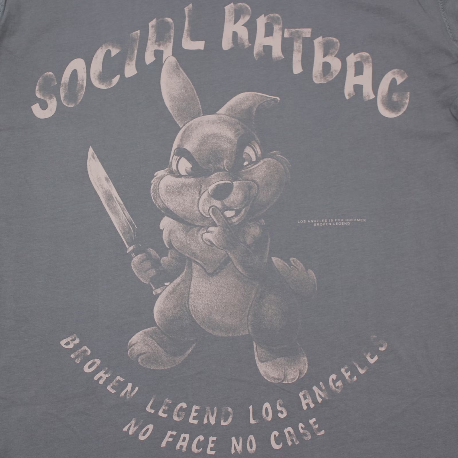 Yakuza Premium Herren T-Shirt Broken Legend Detailansicht Frontprint mit wütendem Comic Hasen, Messer und Social Ratbag Schriftzug.