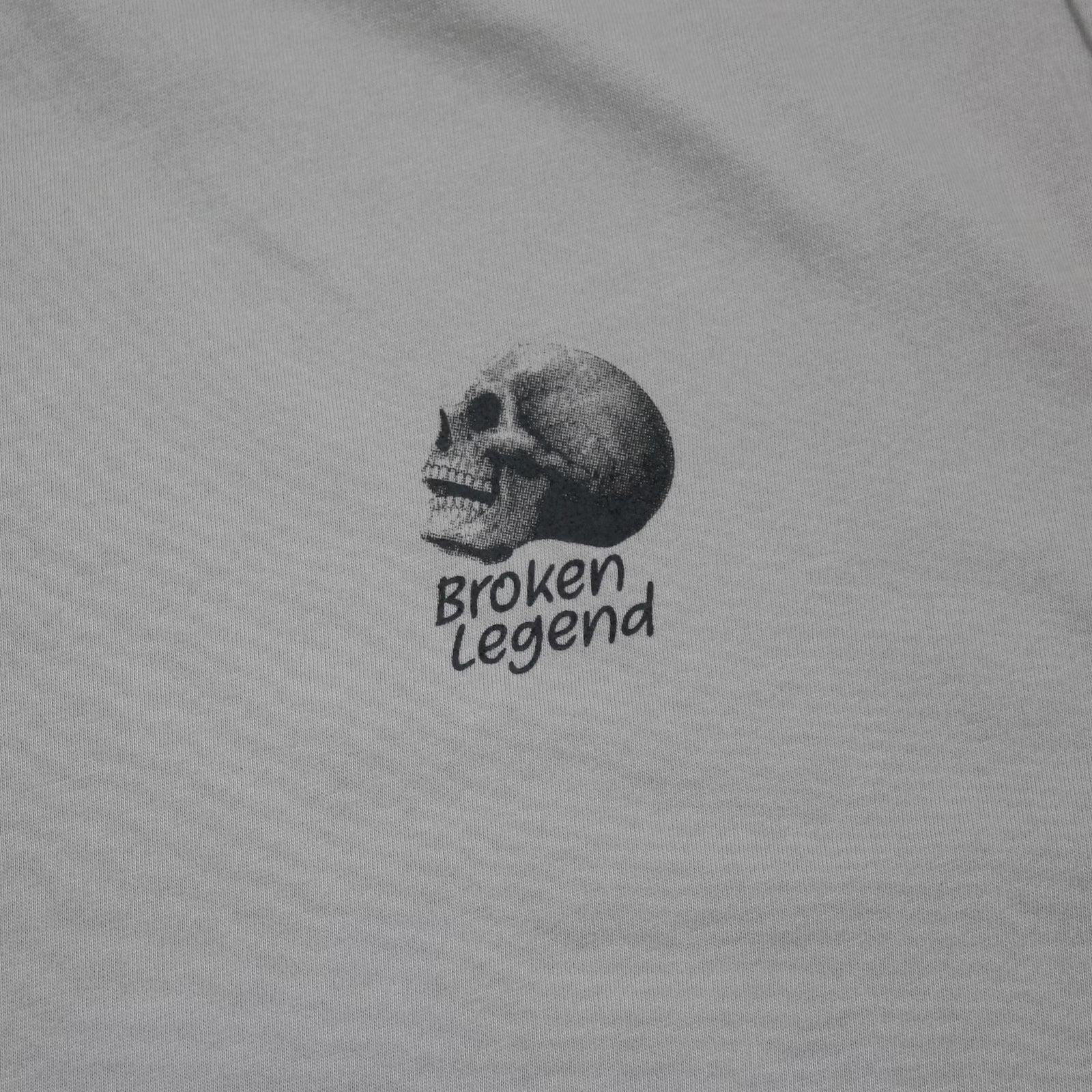 Broken Legend Basic T-Shirt Grau/Oliv mit kleinem Skull-Print auf der Brust