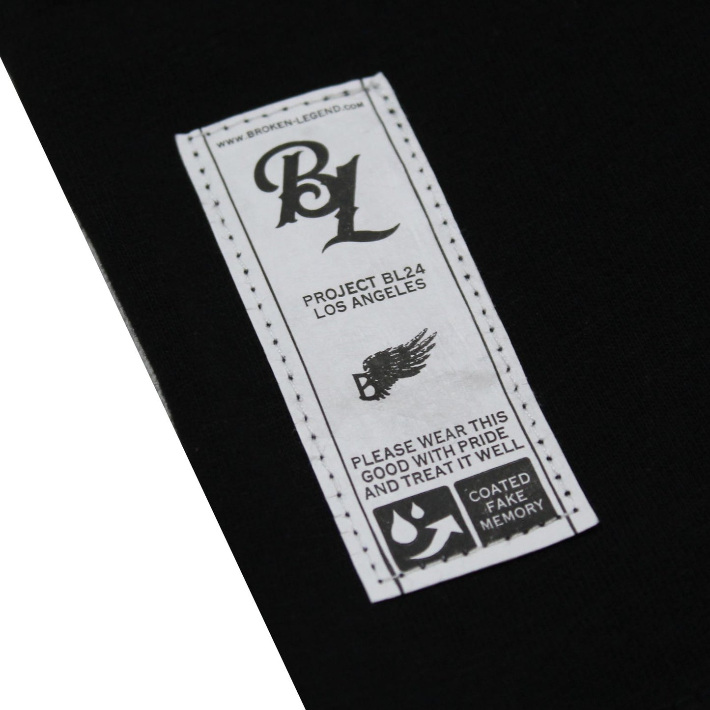 Schwarzes Broken Legend Basic T-Shirt mit kleinem Skull-Print auf der Brust