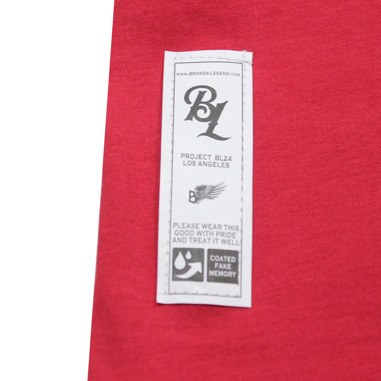 Rotes Broken Legend Basic T-Shirt mit kleinem Skull-Print auf der Brust
