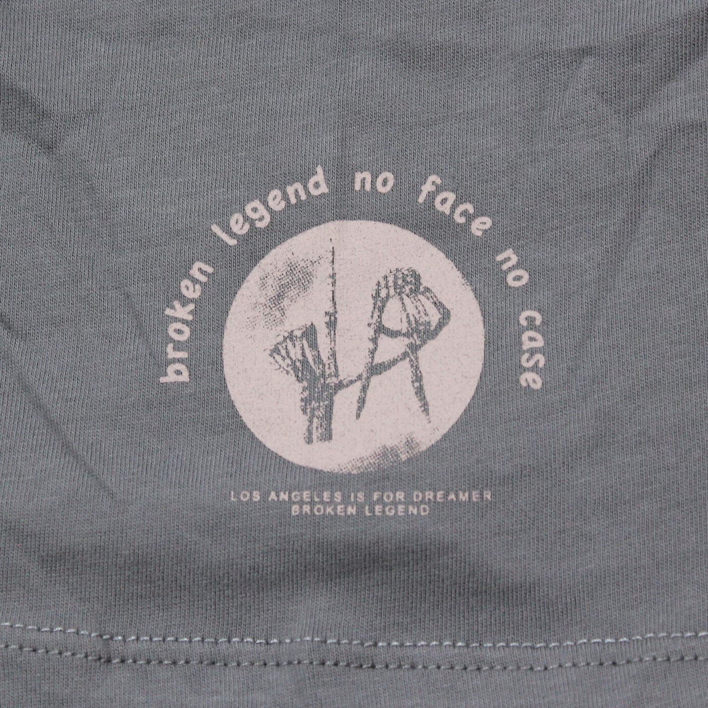 Yakuza Premium Herren T-Shirt Broken Legend Detailansicht rundes Logo-Print mit LA-Grafik und broken legend no face no case Schriftzug.