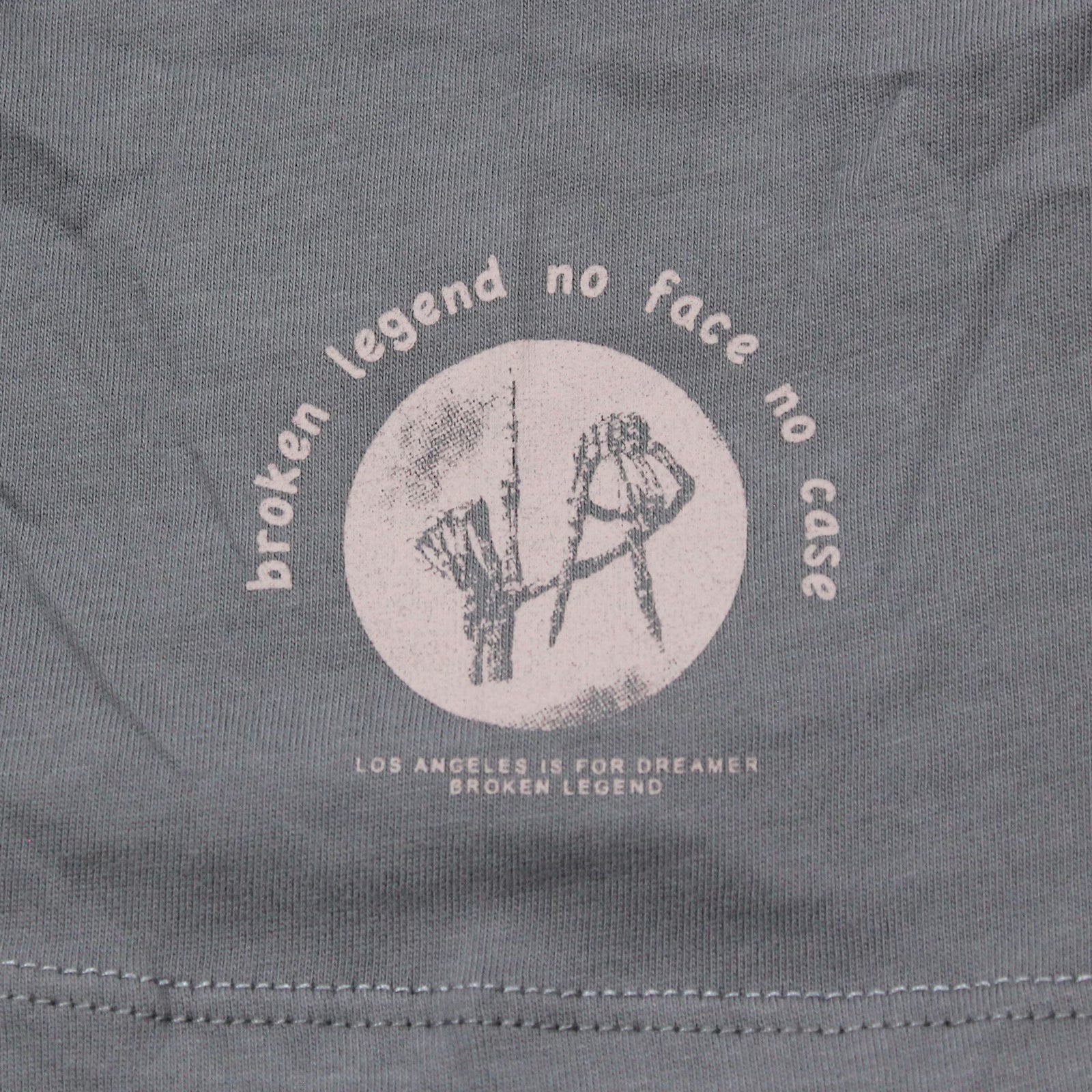 Yakuza Premium Herren T-Shirt Broken Legend Detailansicht rundes Logo-Print mit LA-Grafik und broken legend no face no case Schriftzug.