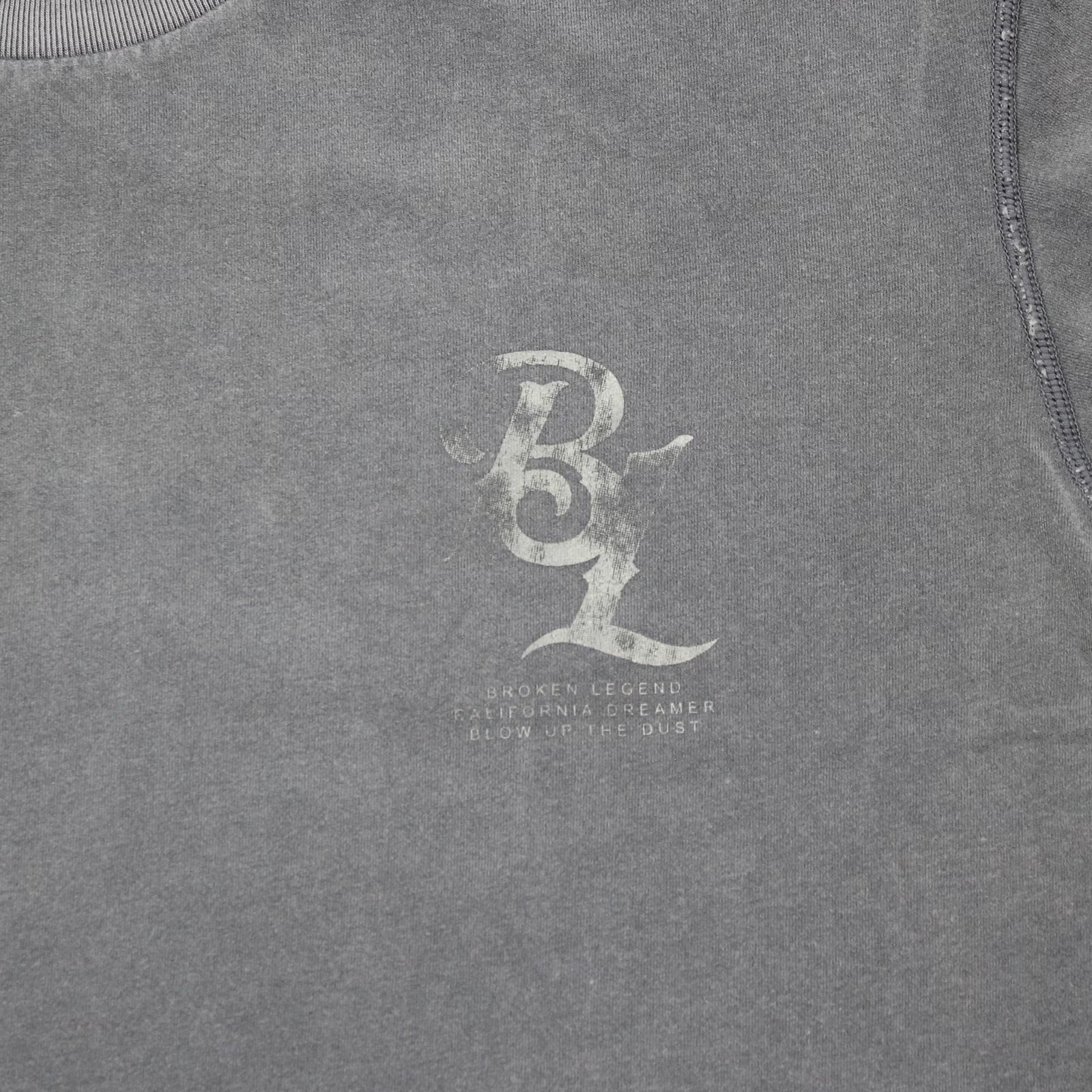 Yakuza Premium Herren T-Shirt Broken Legend Detailansicht Brust-Print mit BL-Logo und California Dreamer Schriftzug.