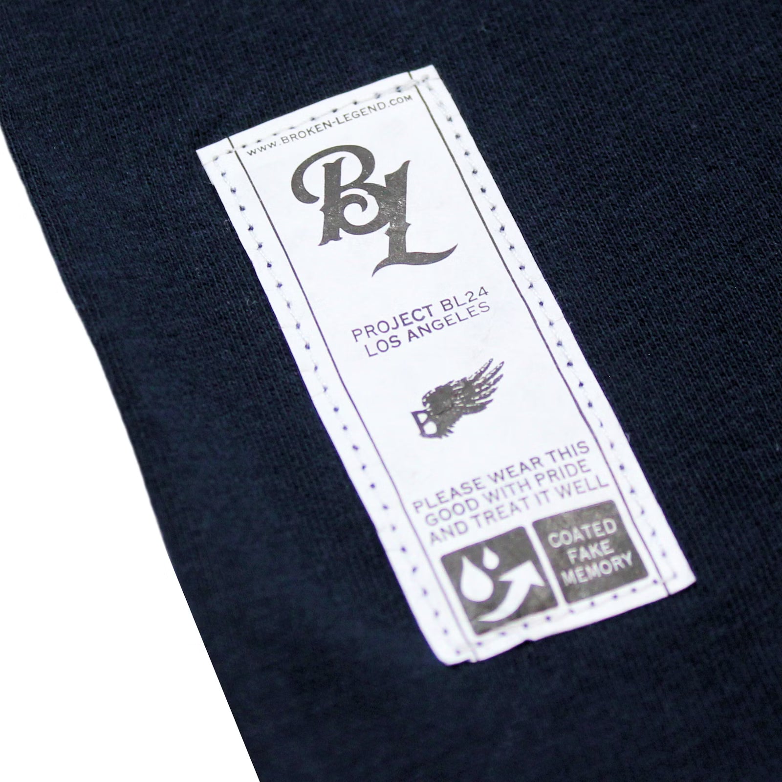Weisses Broken Legend Marken-Label mit Logo auf dem dunkelblauen T-Shirt.