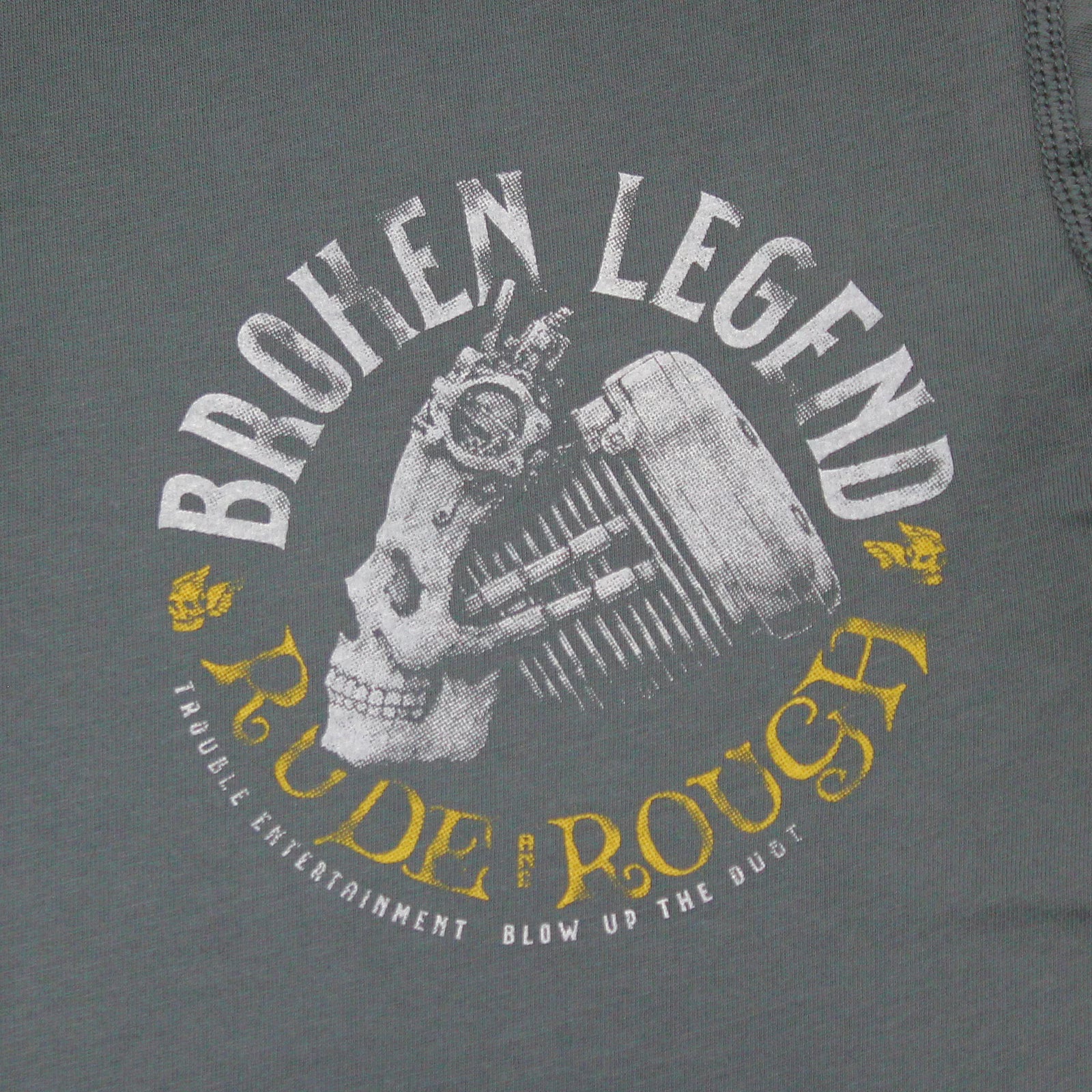 Detail des olivgrünen Yakuza Premium T-Shirts mit rundem Rude Rough Totenkopf-Print.