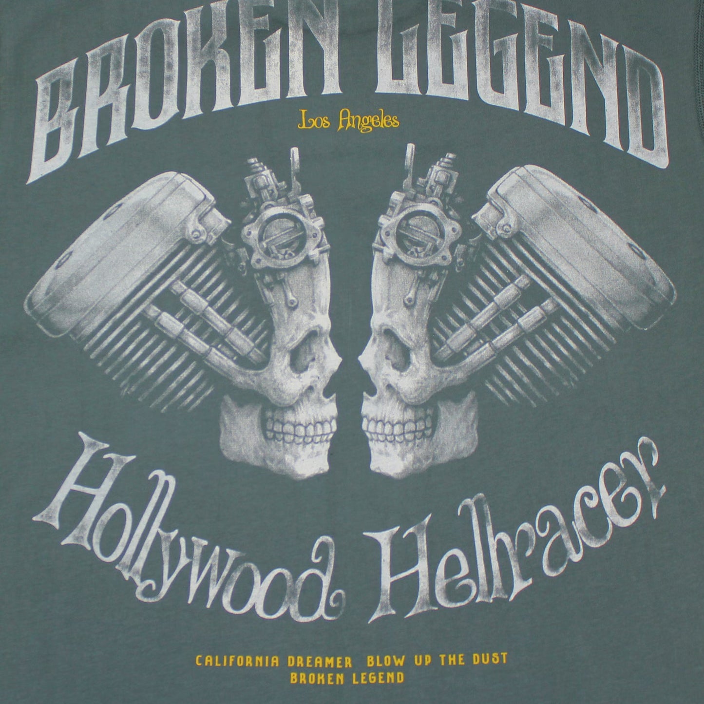 Detail des olivgrünen Yakuza Premium T-Shirts mit Hollywood Hellracer Totenkopf-Print.