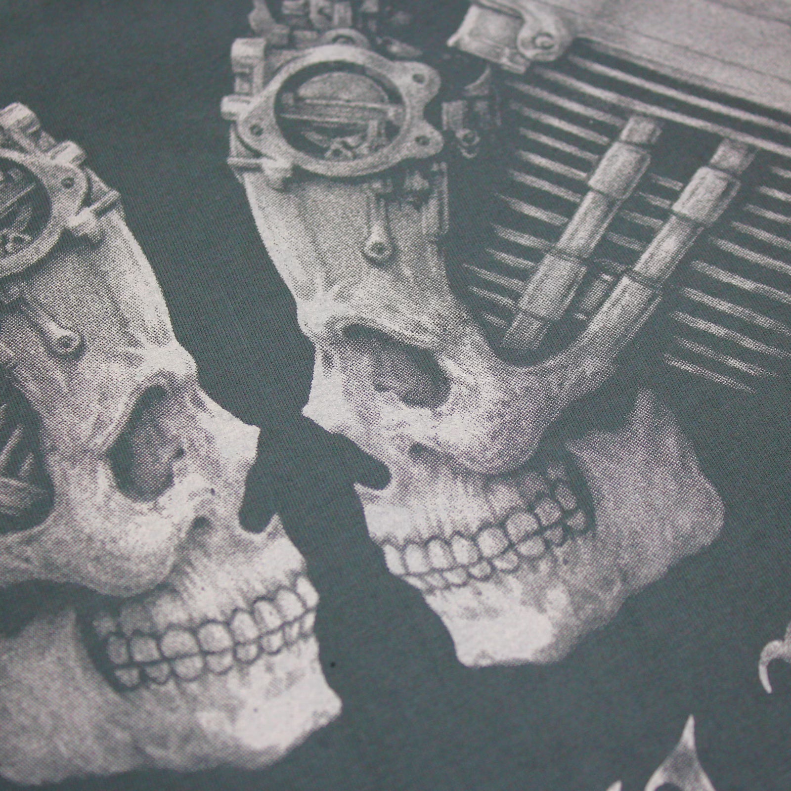 Nahaufnahme des V-Twin-Motoren- und Totenkopf-Prints auf dem olivgrünen Yakuza Premium T-Shirt.