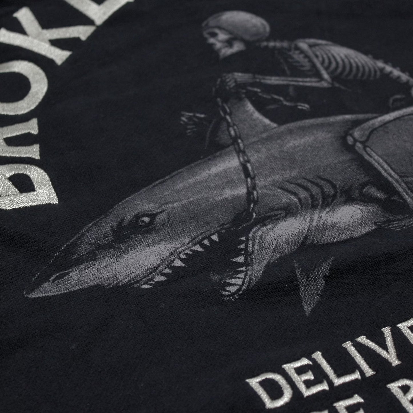 Broken Legend Special Sweatjacke  schwarz mit Hai-Print und Kapuze