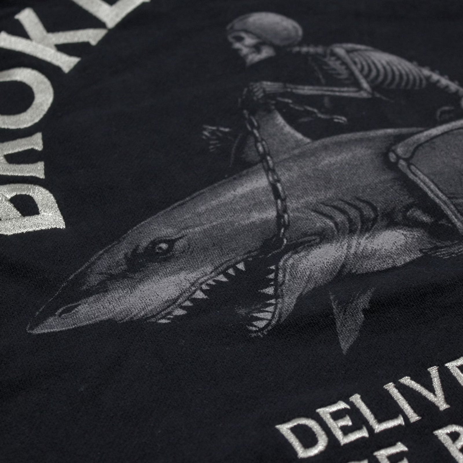 Broken Legend Special Sweatjacke  schwarz mit Hai-Print und Kapuze